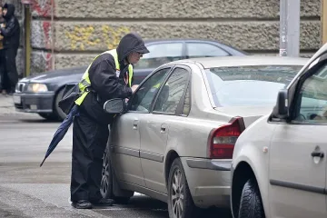 Решено! 200 лв. глоба за паркиране в градинка