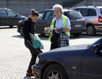 Протест срещу глобите за паркиране в градинки 