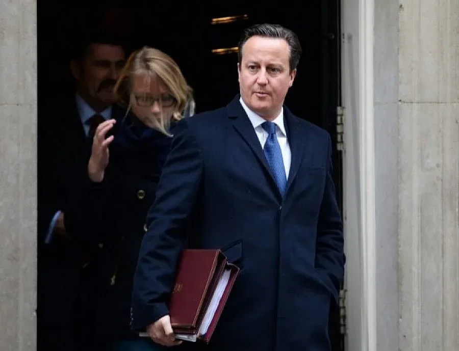 Само на чудо ли разчита Камерън?