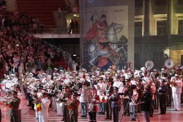 Военни оркестри свириха Лейди Гага 