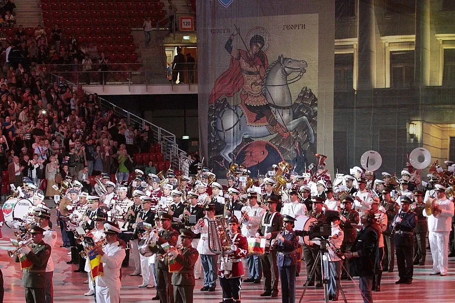 Военни оркестри свириха Лейди Гага 