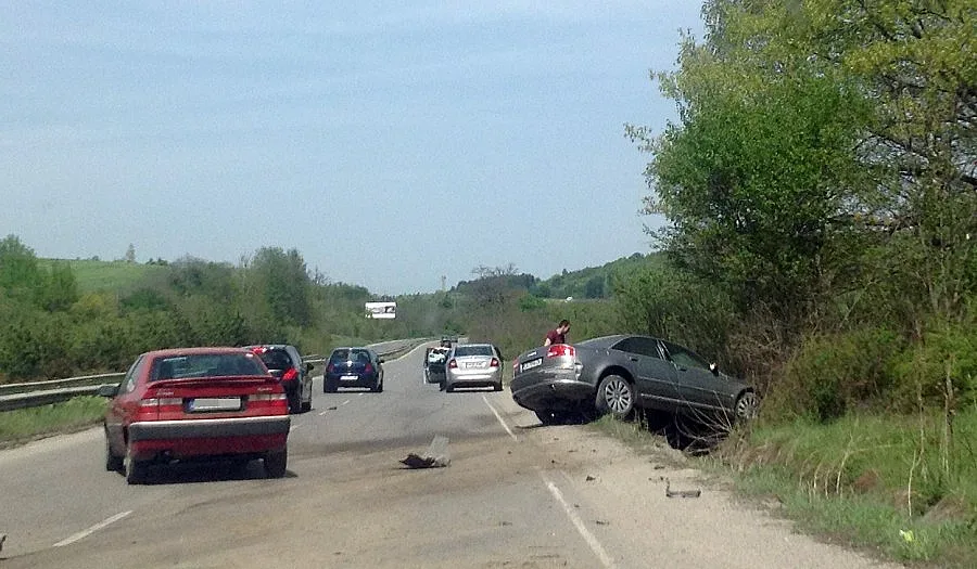 Кола пропадна в канавка след удар в мантинела
