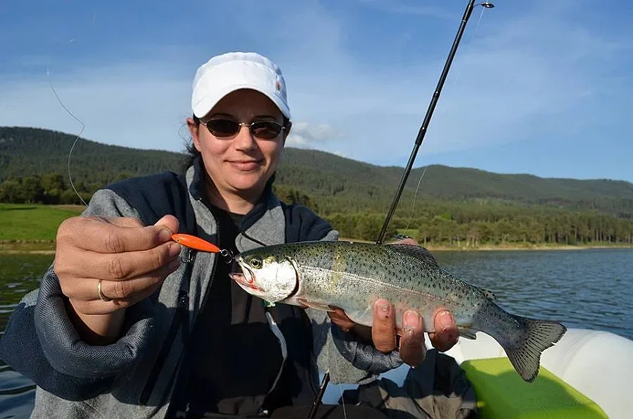 Тон и половина пъстърва  за състезанието на „Доспат”