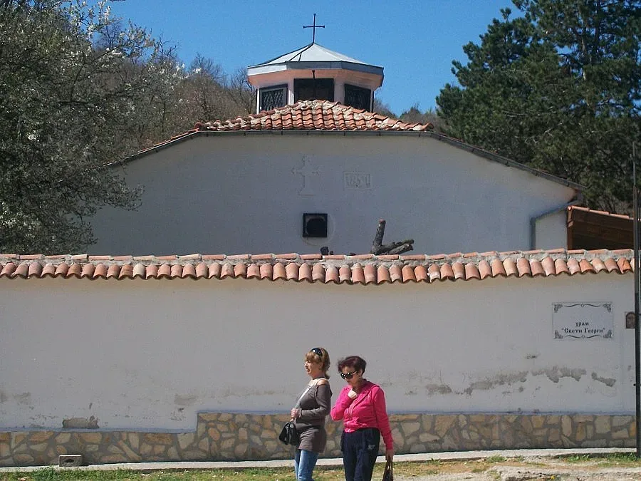 Миряни и екстрасенси преспаха в църквата на Преподобна Стойна