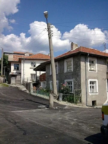 Снимка на още по-опасен стълб обикаля интернет