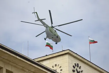Герои от бедствията летят на парада 
