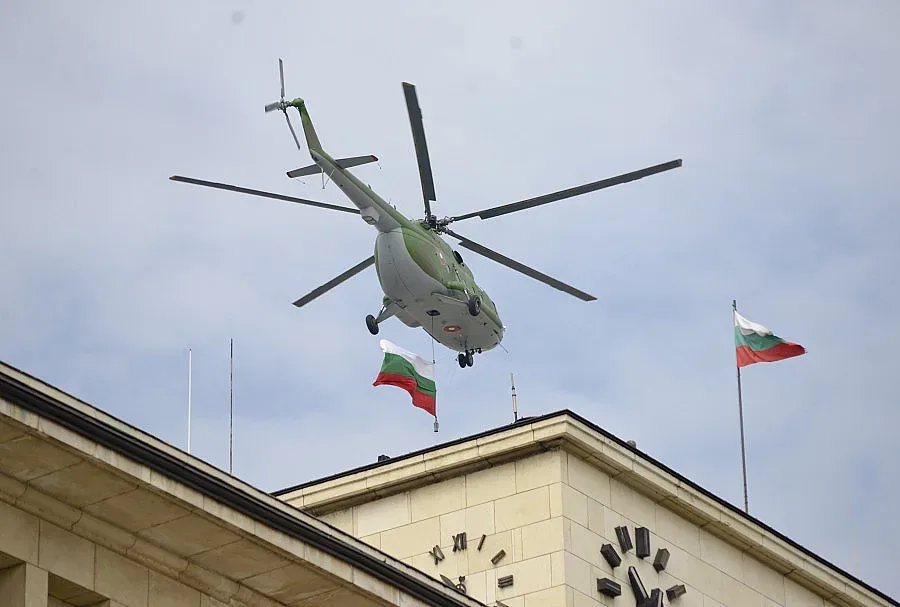 Герои от бедствията летят на парада 