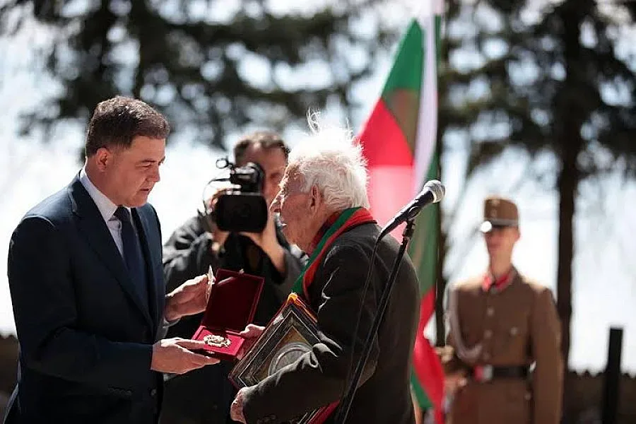 Шапки долу пред падналите в бой