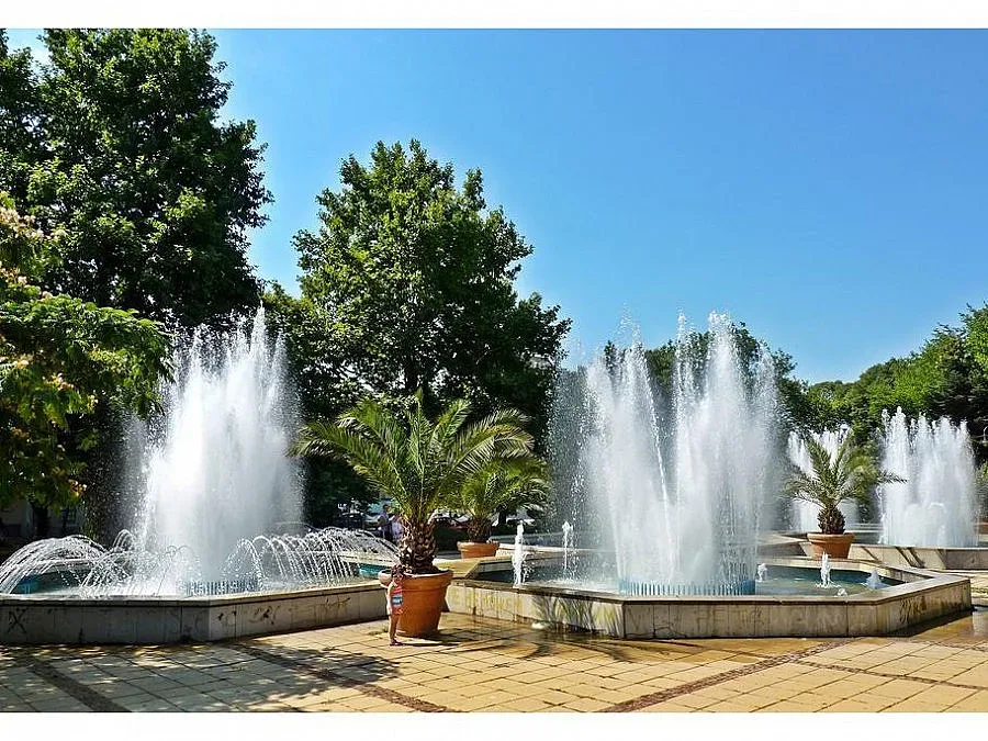 Варна посреща лятото с обновени и цветни шадравани