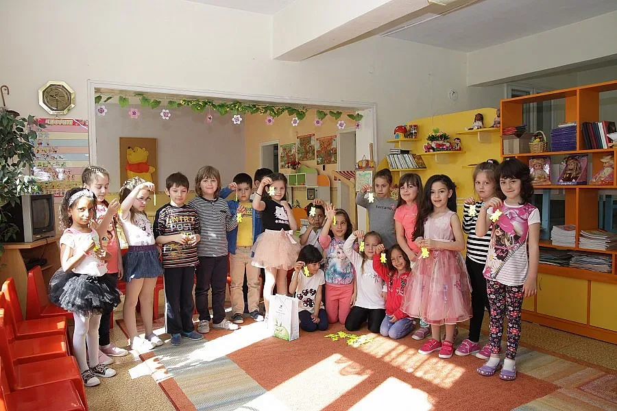 Миньори подаряват светлоотразителни мечета на първолаци