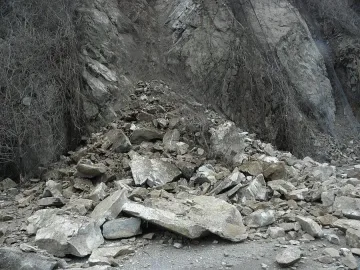 Свлачище затвори пътища в община Пещера