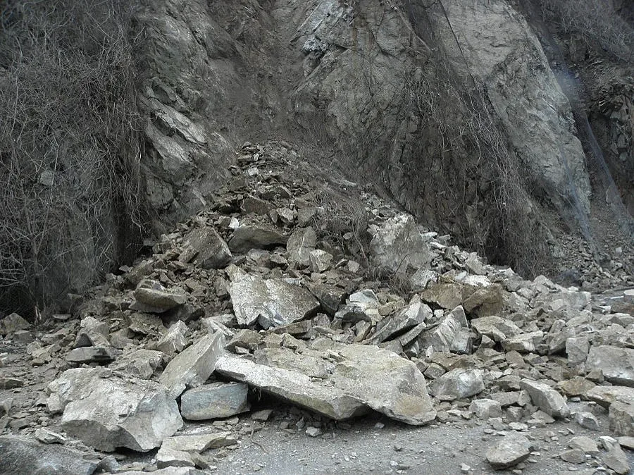 Свлачище затвори пътища в община Пещера