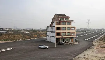 В Китай: Къща насред магистралата
