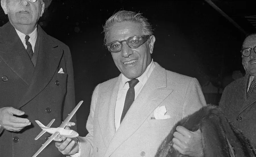 Продават къщите на Онасис и Демис Русос