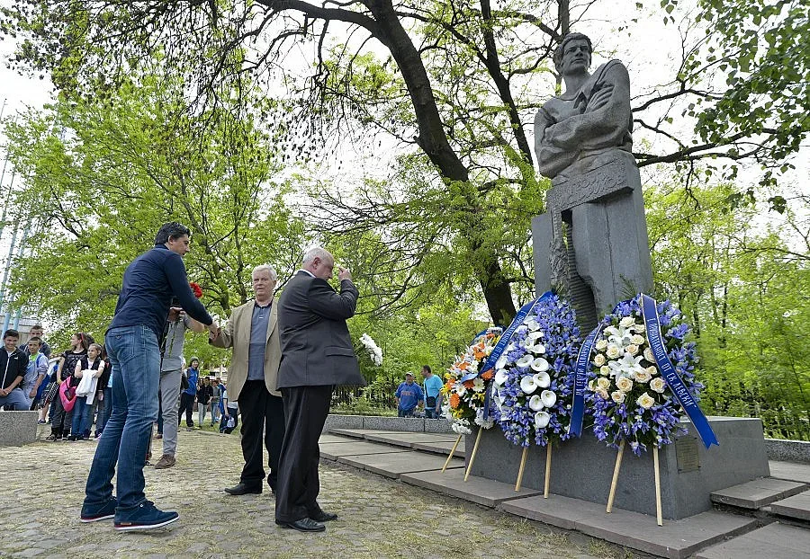 "Левски" за финал в София, ПФЛ - Бургас