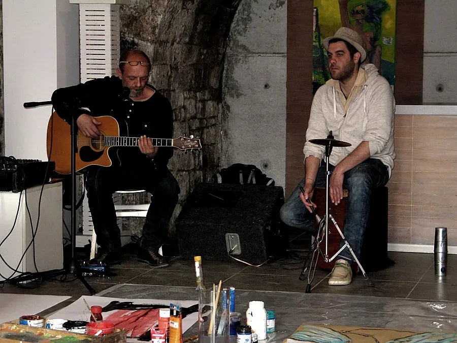 Художници рисуват и свирят на живо в "Ъндърграунд"