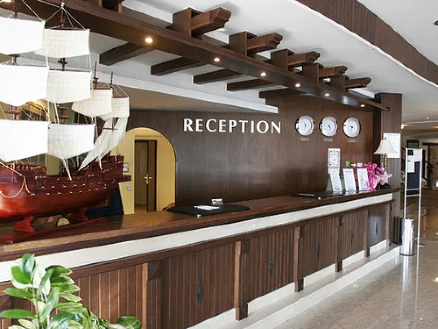 Набираме с 9 рецепцията на хотелите