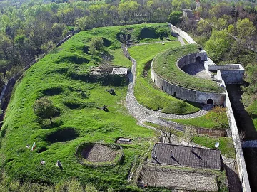 Първолаци забиват знамето върху Меджиди табия 