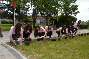 Кандидатките за короната на Царица Роза засадиха 47 рози