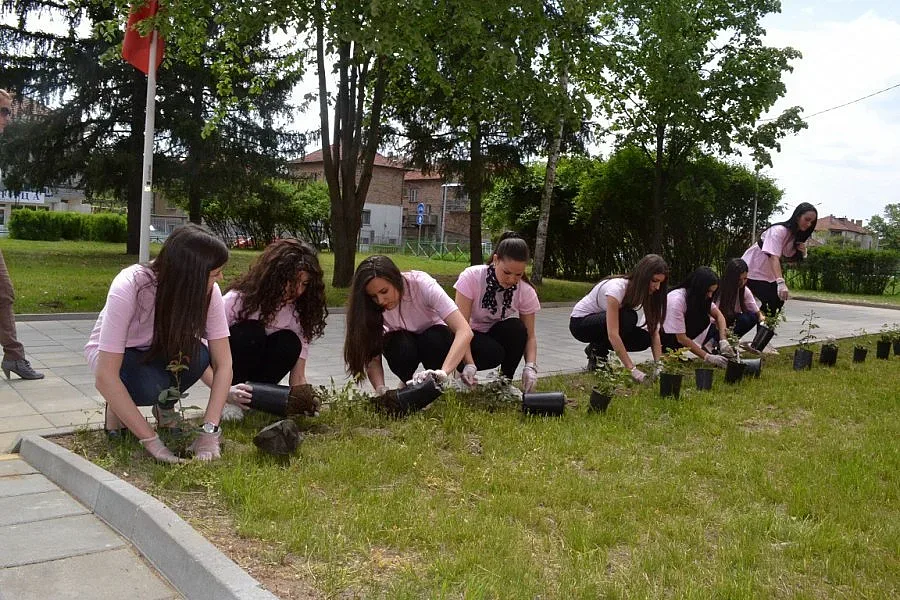 Кандидатките за короната на Царица Роза засадиха 47 рози