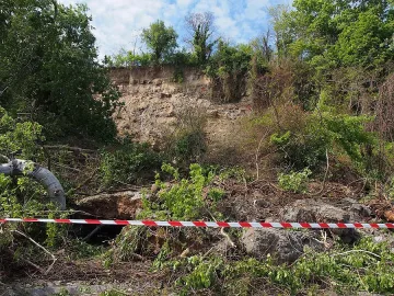 Свлачище затрупа част от крайбрежната алея на Варна