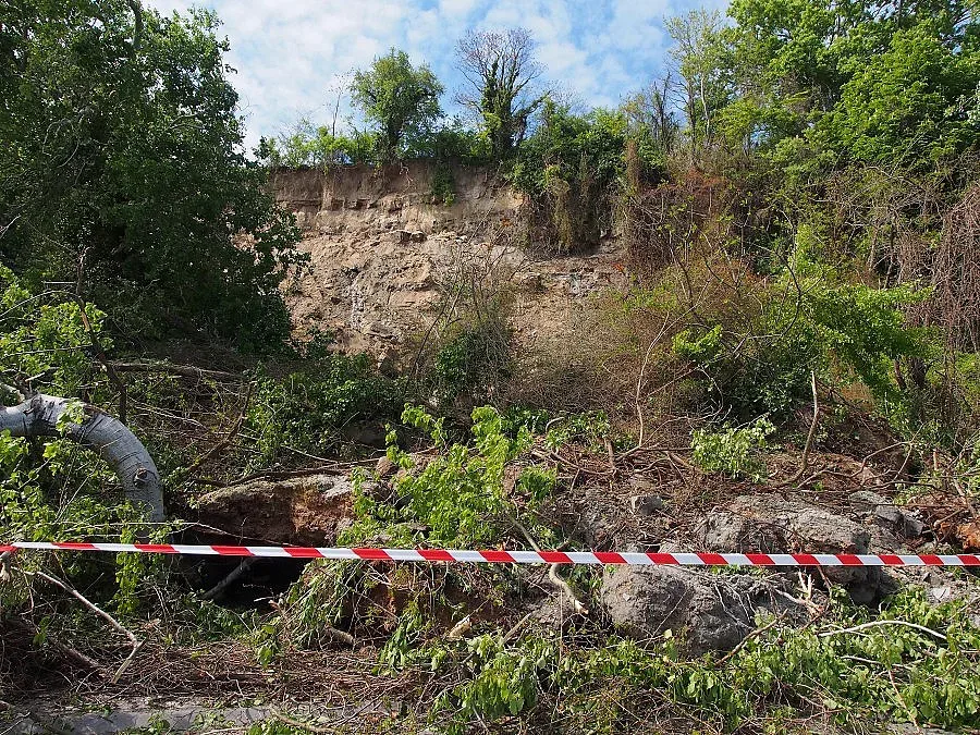 Свлачище затрупа част от крайбрежната алея на Варна