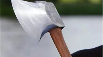 Бесен съсед разби с брадва главата на млад мъж