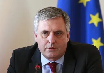 При добри приходи: Вдигат пенсии и заплати