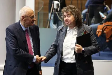 Страшна драма в парламента. Пак удариха на камък