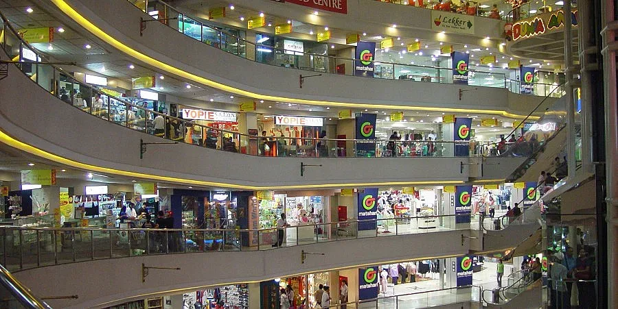 Сигнали за бомба затвори два мола в Пловдив