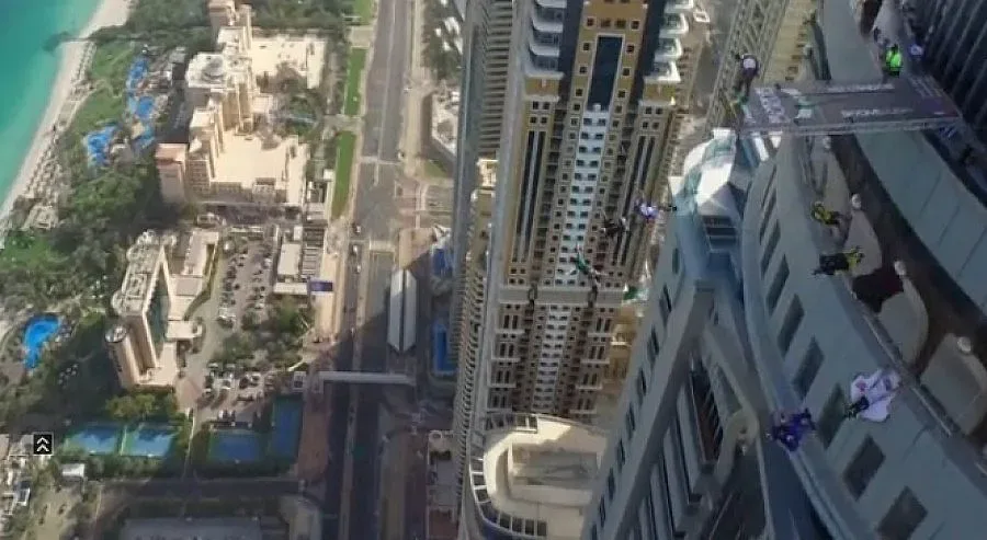 Да скочиш от най-високата сграда в света (ВИДЕО)