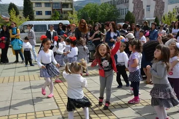 Стотици деца празнуваха в Симитли