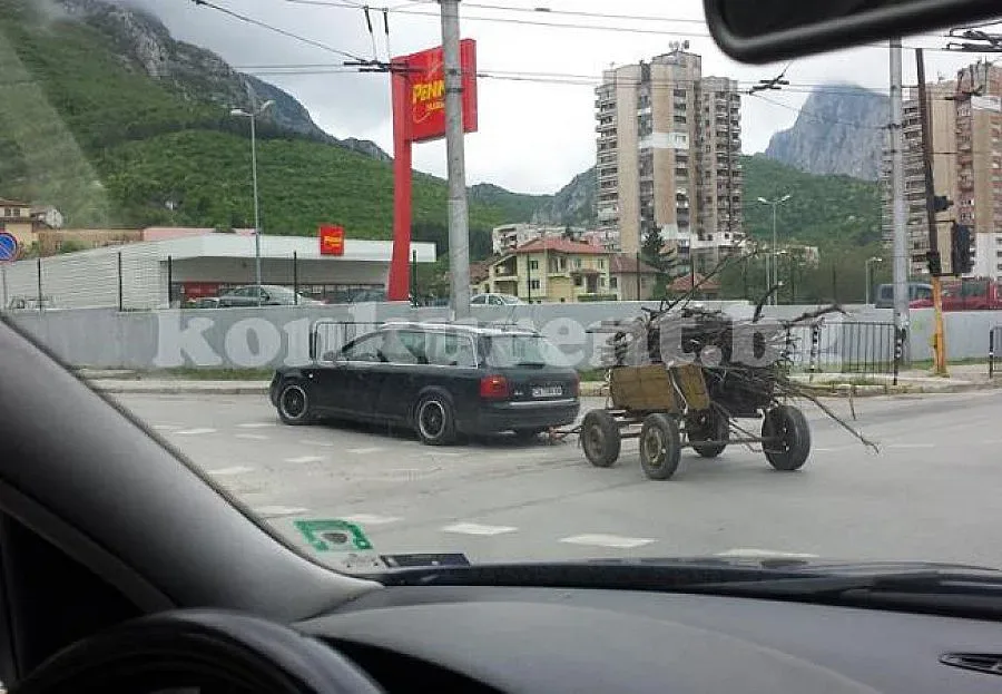 СНИМКА: Ауди тегли каруца