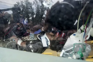 Пет дни по-късно: Спасиха тийнейджър под развалините в Непал