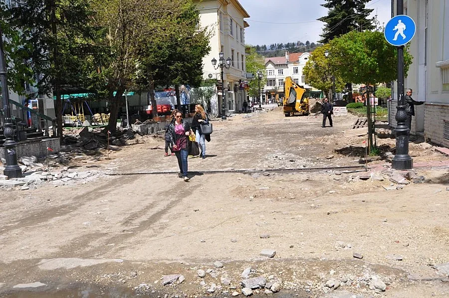 Ремонтират с естествени материали центъра на Разлог