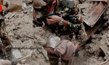 Откриха живо бебе под руините в Непал (ОБЗОР)