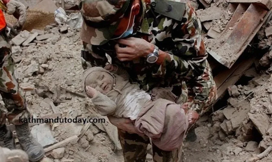 Откриха живо бебе под руините в Непал (ОБЗОР)