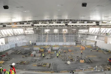 Монтират новите седалки в "Конгресна"