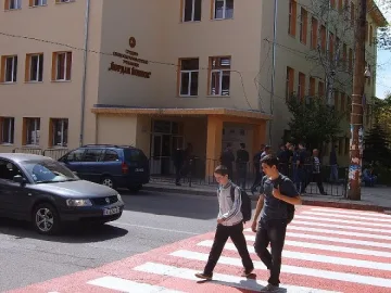 Освежават хоризонталната маркировка около учебните заведения 