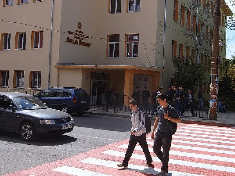 Освежават хоризонталната маркировка около учебните заведения