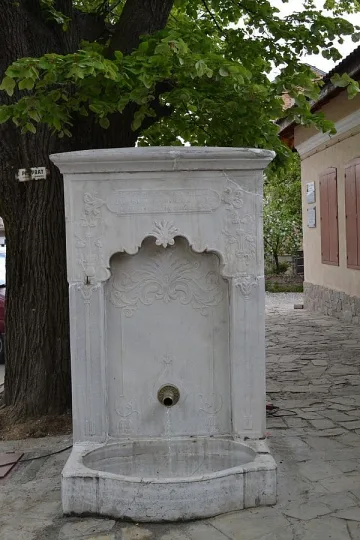 Възстановиха вековна чешма в Казанлък 