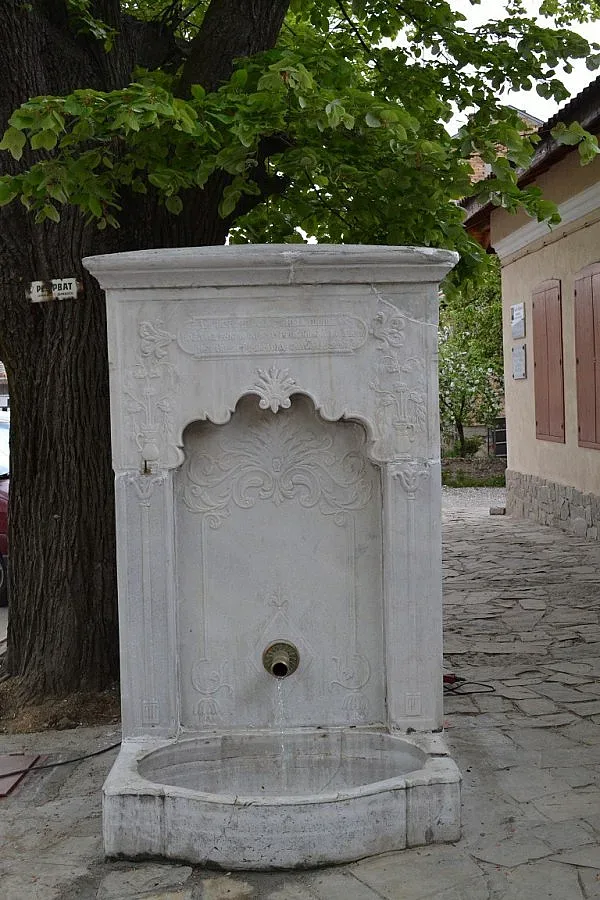 Възстановиха вековна чешма в Казанлък