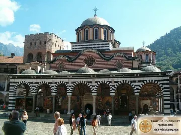 Мъж снима в църква и плаши, че е полицай