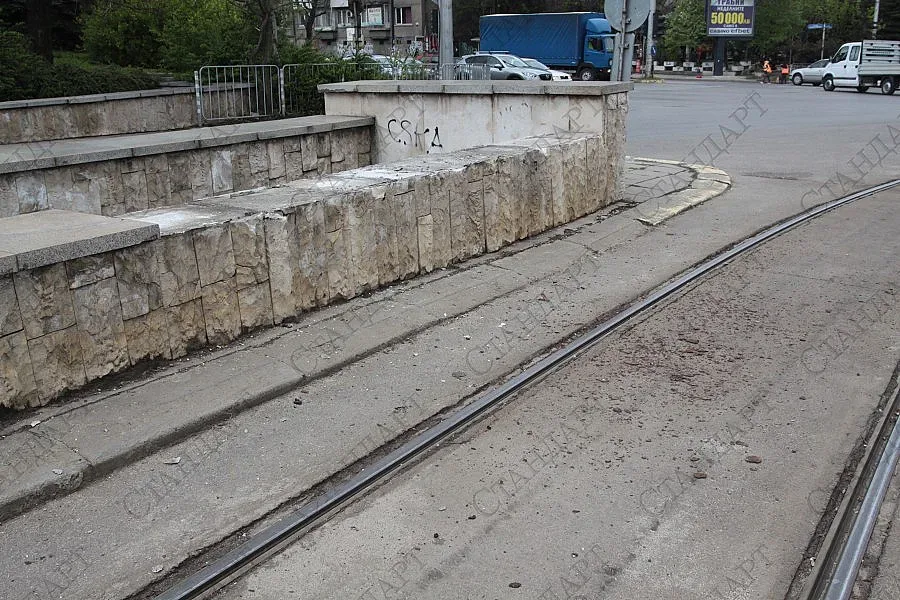 Бетонна плоча от подлез падна върху момче (СНИМКИ)