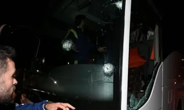 Атакуваха автобуса на "Фенербахче" за втори път