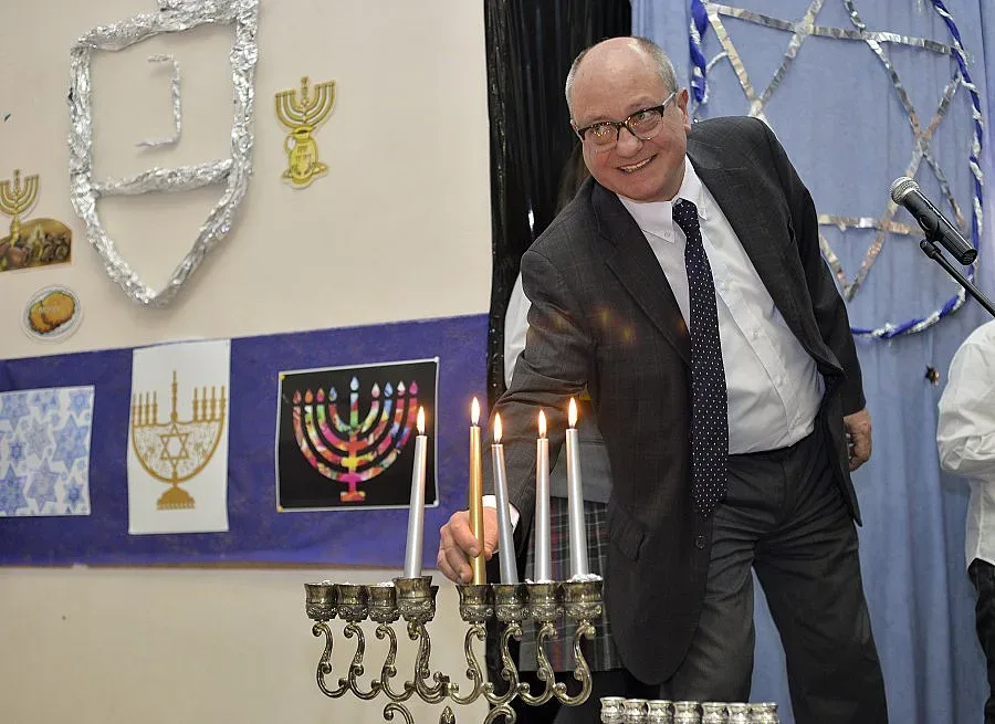 По двама учители в паралелка, вдигат им парите