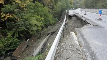 Направиха обходен път заради пропаднало шосе за Гърция 