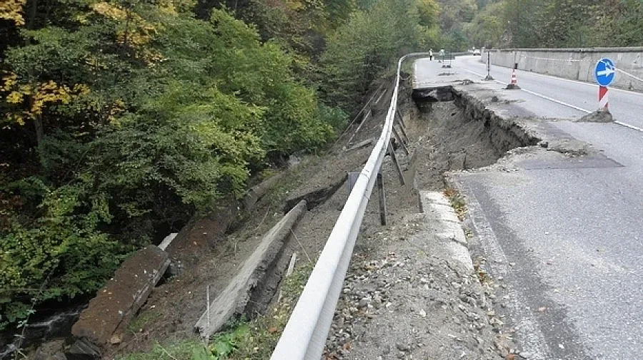 Направиха обходен път заради пропаднало шосе за Гърция