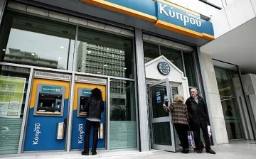 Туристите в Гърция да разчитат на пари в брой