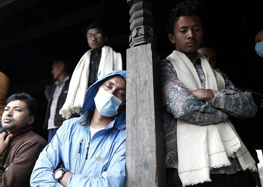 Българи в Непал: Спахме на шезлонги на открито